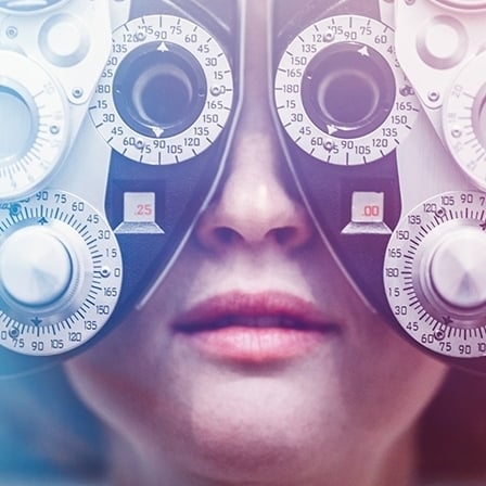 Глаз женщины, осматриваемый через фотоптер. Возможно также изображение офтальмолога.  