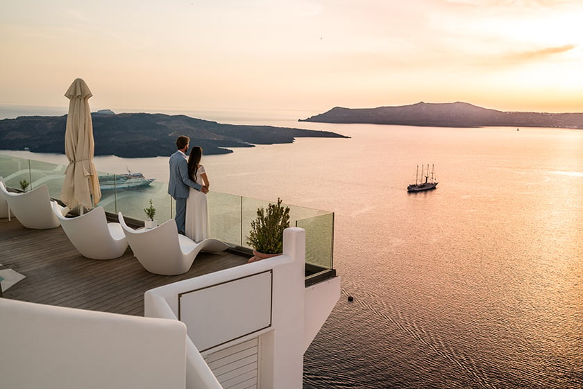 влюбленные на романтическом отдыхе — роскошный отель в Греции с видом на море.